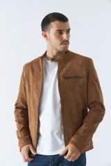 Campera marrón de gamuza para hombre, con cuello mao, cierre frontal con cremallera, bolsillos laterales con cierre y puños con botón.