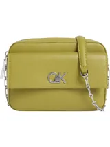 Cartera tipo bandolera de piel sintética granulada color verde lima, con solapa frontal y herrajes metálicos plateados, incluyendo el monograma CK. Posee correa ajustable con detalles de cadena.