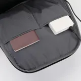 Mochila negra de poliéster impermeable con capacidad de 22 litros. Tiene compartimento para laptop de hasta 17,3 pulgadas, cuatro bolsillos interiores (dos con cremallera), dos espacios para botellas de agua, llavero interior, espacio para tarjeta y cinturón para valija en la parte trasera.