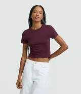 Blusa cropped de manga corta, cuello redondo, color marrón oscuro, confeccionada en tejido Rib.