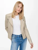 Chaqueta de motociclista color beige confeccionada en piel sintética con cierre asimétrico y tachas.