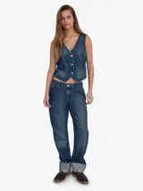 Pantalón de jean azul oscuro, de corte recto, con diseño clásico de cinco bolsillos y dobladillo en el bajo.