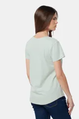 Remera azul de algodón y poliéster, de corte recto, cuello redondo y manga corta.