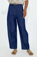 Pantalón de denim azul oscuro, corte recto, con bolsillos laterales y traseros.