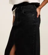 Falda midi de jeans color negro, de corte recto, con bolsillos delanteros y traseros, abertura frontal y cierre con botón y cremallera.