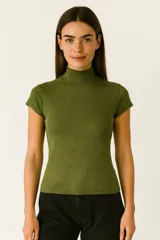 Top de manga corta color beige claro, de tejido acanalado y corte ajustado al cuerpo, con cuello tipo polera (mock neck).