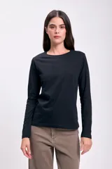 Remera básica de manga larga color negro, de corte recto y cuello redondo.