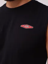 Musculosa blanca de algodón con corte holgado y estampado frontal con el logo de la marca Rusty.