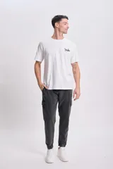 Pantalón deportivo cargo jogger negro con bolsillos laterales y tobillos ajustados.