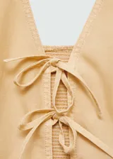 Top color arena con escote halter y lazos ajustables en el frente.