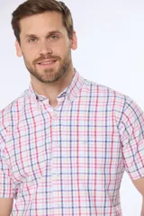 Camisa de manga corta con cuello abotonado y estampado a cuadros en tonos rojo, azul y blanco.