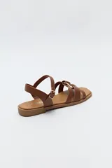 Sandalias marrones con tiras finas y hebilla metálica dorada.