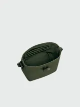 Bolso hobo Longchamp modelo Le Roseau Essential XS, color verde oliva, con cierre de broche metálico plateado y correa larga de cuero negro.