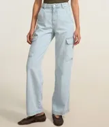 Pantalón de jean azul oscuro, corte recto y tiro alto, con bolsillos cargo laterales y cierre frontal con botón y cremallera.