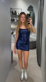 Minivestido azul metalizado con breteles finos y escote recto.