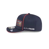 Gorra azul marino con visera curva y ribete rojo. En el frente tiene el número 1 bordado en blanco y el logo de Oracle Red Bull Racing. En el lateral izquierdo tiene el logo de Alphatauri y en el lateral derecho el logo de Viaplay. En la parte trasera tiene el logo de Red Bull.