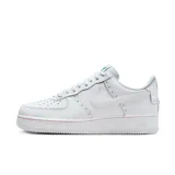 Zapatillas de cuero blanco con detalles en verde, diseño clásico de corte bajo y suela de goma.