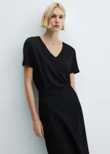 Remera blanca de corte recto, con cuello en V y mangas cortas.
