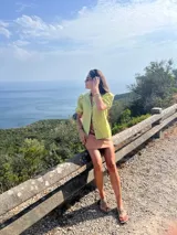 Camisa color ladrillo confeccionada en lino, con cuello mao, mangas cortas abullonadas y cierre frontal con botones.