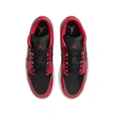 Zapatilla deportiva de corte bajo, color negro y rojo brillante (charol), con suela blanca y cordones negros. Presenta el logo Swoosh en negro y el logo de Air Jordan en el talón.