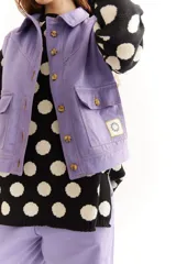 Chaleco lila de gabardina de algodón con pespuntes en contraste.