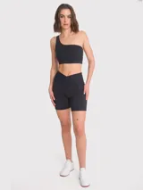 Top deportivo negro de un hombro con tirantes triples elásticados en la espalda, almohadillas removibles y calce regular.