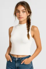Top rojo de tejido de punto acanalado, con cuello alto y sin mangas.