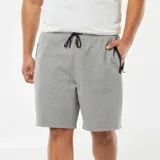 Bermudas deportivas grises de punto de piqué con cintura elástica y bolsillos laterales.