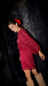 Blusa corta de encaje color borgoña con cuello mao, mangas largas abullonadas y puños elásticos.