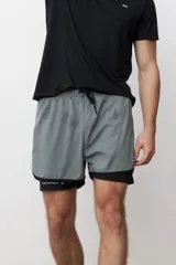 Short deportivo azul marino con calza interna negra y cordón de ajuste en la cintura.