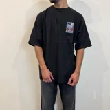 Remera negra de corte oversize con estampado rectangular en el pecho.