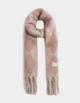 Bufanda tejida color rosa y beige con estampado de rombos y terminación de flecos.