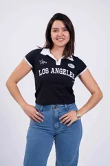 Chomba blanca con cuello polo y mangas cortas con ribete negro. Estampado frontal con la inscripción "Los Angeles" en letras negras.