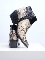 Bota corta de cuero con estampado de piel de serpiente, caña baja con detalle en cuero negro liso y taco cuadrado.