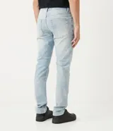 Pantalón de jean celeste de corte slim fit.