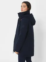 Campera Tommy Hilfiger azul marino, acolchada, con cierre de cremallera, cuello alto, capucha con cordones ajustables y bolsillos laterales.