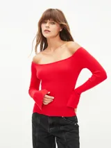 Sweater rojo de tejido de punto con escote off-shoulder y mangas largas acampanadas.