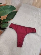Vedetina de algodón color bordó con elástico fino en cintura y piernas.
