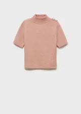 Sweater de punto color rosa, con cuello alto y mangas cortas.