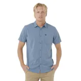 Camisa de manga corta azul con bolsillo en el pecho.