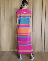 Vestido largo de tejido de punto a rayas horizontales en colores negro, blanco y marrón. Diseño sin mangas y corte recto.