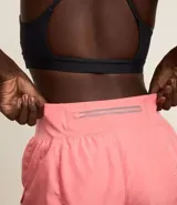 Bermuda deportiva de microfibra color blanco, corte runner con cintura elástica y forro interno.