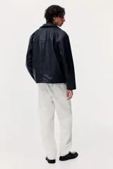 Pantalón de jean de corte holgado, color blanco con efecto desteñido en azul. Diseño de cinco bolsillos y tiro bajo.