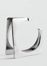 Par de aros plateados con forma cuadrada y diseño de aro.