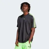 Camiseta Adidas Originals Adicolor v2 negra con cuello redondo acanalado, corte holgado y logo del trifolio bordado en el pecho. Presenta las tres tiras características de la marca en color verde neón en los hombros.