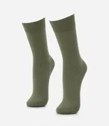 Par de medias de caña media color verde oliva, confeccionadas en viscosa texturizada con diseño acanalado.