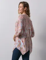 Camisa de gasa estampada con arabescos, marca Grand & Greene. Cuello a la base, escote en V y abertura central con botones. Largo de manga regulable con presilla y botón.