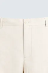 Pantalón de vestir azul marino confeccionado en tejido de lino. Corte recto, con bolsillos laterales y traseros. Se ajusta a la cintura con botón y cremallera.