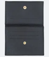 Cartera pequeña porta tarjeta color negro con textura. Marca Satinato.