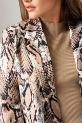Blazer con estampado animal print color beige, con solapas de muesca y cierre frontal con botón negro.